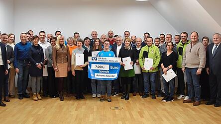 Insgesamt 7.000 Euro wurden von Vorstand Josef Wenninger (Erster von links) an 24 Institutionen in der Region übergeben. Michael Buchschmid (Erster von rechts) sicherte weitere Zuwendungen seitens der R+V Versicherung an die Inklusionsgruppe des TVD zu. Insgesamt 7.000 Euro wurden von Vorstand Josef Wenninger (Erster von links) an 24 Institutionen in der Region übergeben. Michael Buchschmid (Erster von rechts) sicherte weitere Zuwendungen seitens der R+V Versicherung an die Inklusionsgruppe des TVD zu.