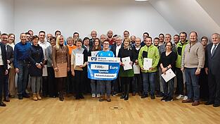 Insgesamt 7.000 Euro wurden von Vorstand Josef Wenninger (Erster von links) an 24 Institutionen in der Region übergeben. Michael Buchschmid (Erster von rechts) sicherte weitere Zuwendungen seitens der R+V Versicherung an die Inklusionsgruppe des TVD zu.