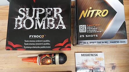 Ein 19-J&auml;hriger schmuggelte diese Feuerwerksbatterien im Zug.