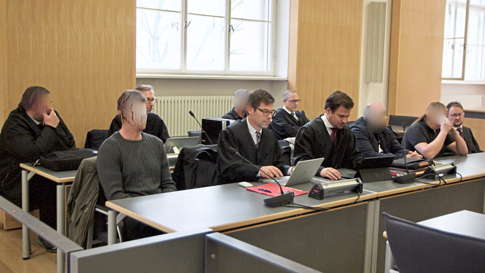 Die Angeklagten entschuldigten sich am Donnerstag noch einmal. Die Eskalation hätte niemand gewollt. Für einen der vier droht eine Gefängnisstrafe. Die Angeklagten entschuldigten sich am Donnerstag noch einmal. Die Eskalation hätte niemand gewollt. Für einen der vier droht eine Gefängnisstrafe.