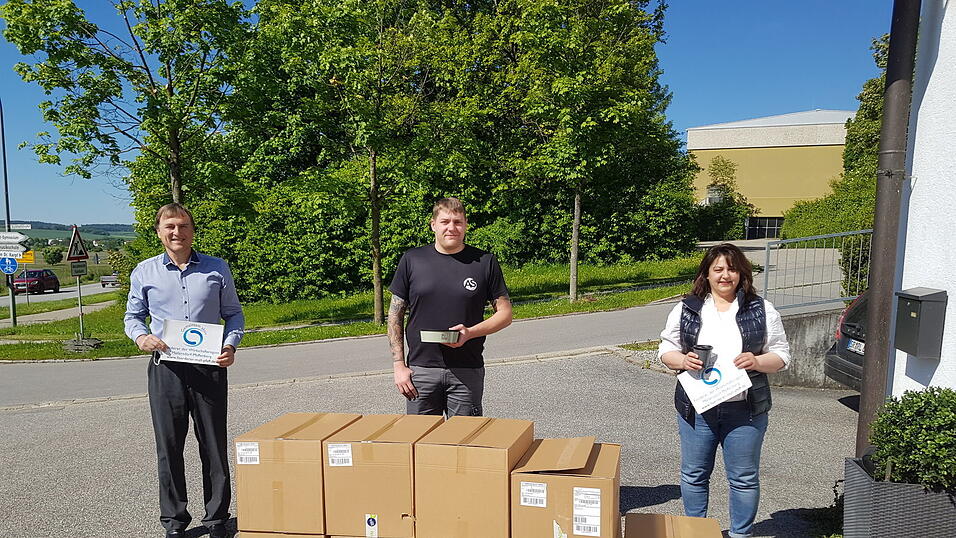 Die Lieferung der Mehrwegbeh&auml;lter hat ein Mitarbeiter von Landkreisbox.de gebracht. Die Aktion unterst&uuml;tzen die F&ouml;rderer der Wirtschaftsregion mit Vorstand Alfred Rottmeier (links) und Schriftf&uuml;hrerin Karin Gerl.