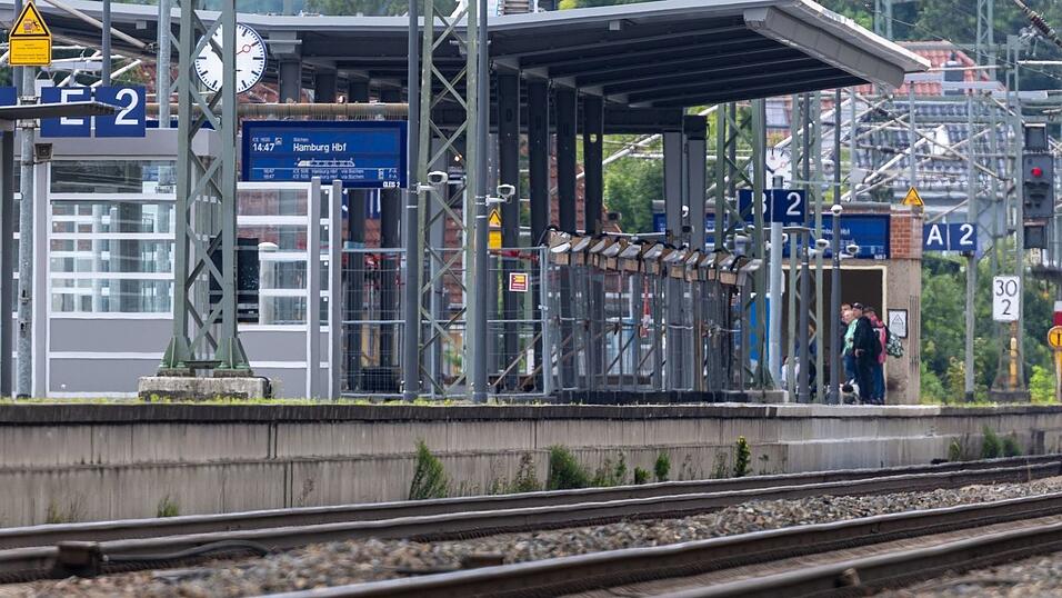 Der Startschuss für die Generalsanierung der Bahnstrecke Hamburg - Berlin ist gefallen. Der Startschuss für die Generalsanierung der Bahnstrecke Hamburg - Berlin ist gefallen.