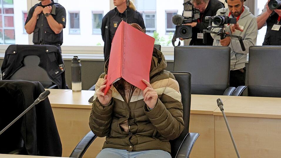 Am Landgericht Rostock wird der Prozess um den gewaltsamen Tod des achtjährigen Fabian aus Güstrow fortgesetzt. Am Landgericht Rostock wird der Prozess um den gewaltsamen Tod des achtjährigen Fabian aus Güstrow fortgesetzt.