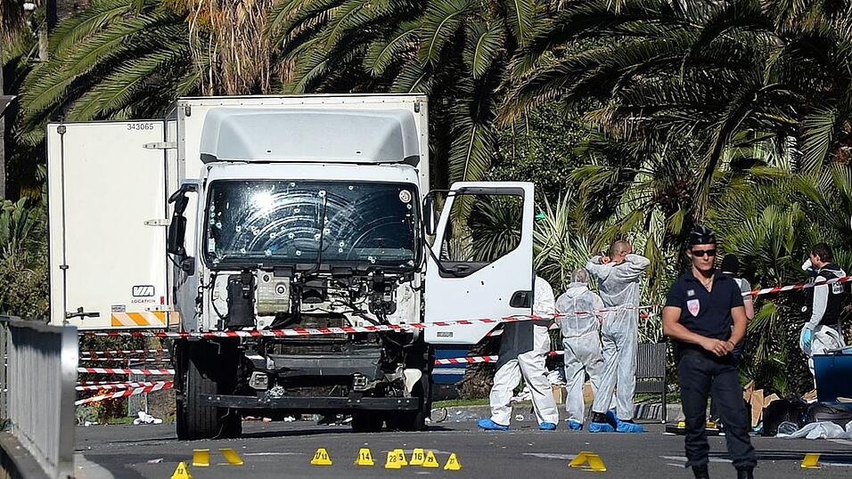 Mit einem tonnenschweren Lastwagen raste der Attentäter in die Menschenmenge auf der Strandpromenade von Nizza. (Archivbild) Mit einem tonnenschweren Lastwagen raste der Attentäter in die Menschenmenge auf der Strandpromenade von Nizza. (Archivbild)