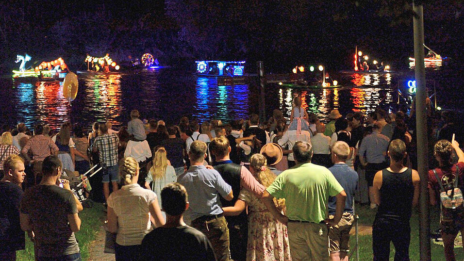 Die traditionelle Lampionfahrt lockt immer tausende Besucher.