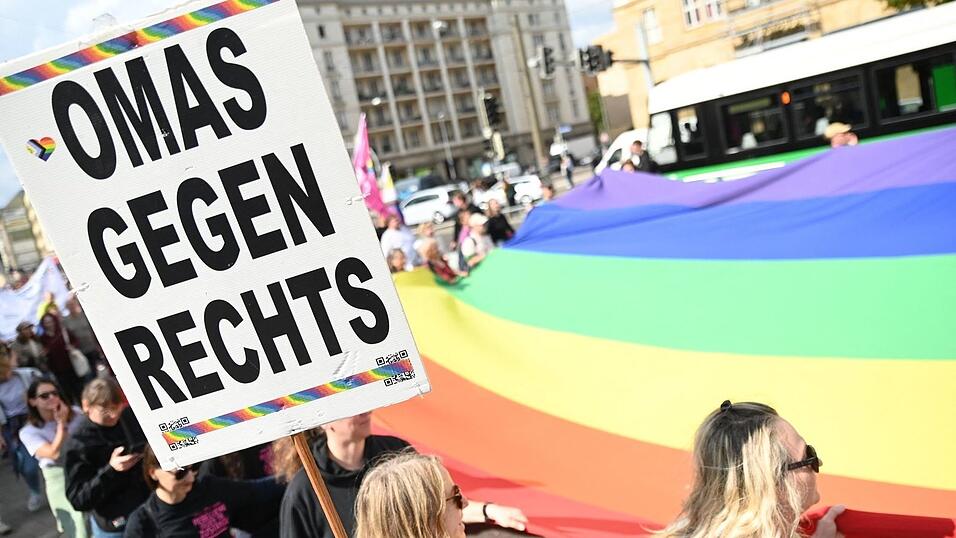 Die &laquo;Omas gegen Rechts&raquo; waren in mehreren St&auml;dten dabei.