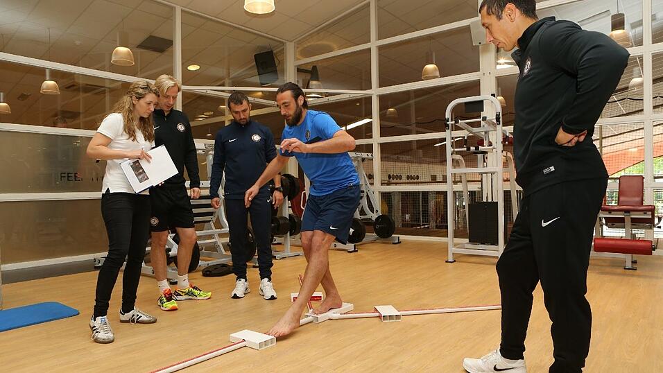 Annika Eichhorn testete mit ihrer mobilen Leistungsdiagnostik 'Ready to go' den türkischen Erstligisten Osmanlispor in Trainingslager in den Niederlanden. Annika Eichhorn testete mit ihrer mobilen Leistungsdiagnostik 'Ready to go' den türkischen Erstligisten Osmanlispor in Trainingslager in den Niederlanden.