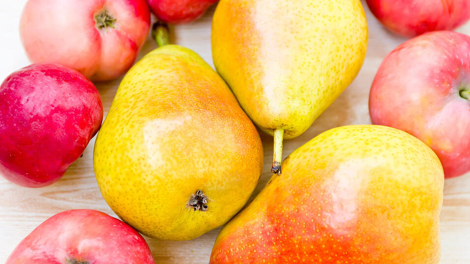 Dem Heißhunger auf Zucker kann man mit gesunden Alternativen begegnen. Die Ernährungsberaterin Regina Groll empfiehlt Obst wie Äpfel, Birnen, Bananen oder als Gemüse, Karotten zu essen. 'Industriezucker ist ein Schlappmacher', so Groll. Konzentrierter Zucker führe zu einer starken Übersäuerung des Körpers, man werde übellaunig, schlapp und müde. Dem Heißhunger auf Zucker kann man mit gesunden Alternativen begegnen. Die Ernährungsberaterin Regina Groll empfiehlt Obst wie Äpfel, Birnen, Bananen oder als Gemüse, Karotten zu essen. 'Industriezucker ist ein Schlappmacher', so Groll. Konzentrierter Zucker führe zu einer starken Übersäuerung des Körpers, man werde übellaunig, schlapp und müde.