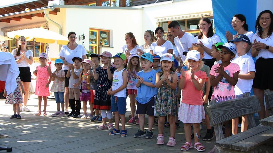 Die Kinder begr&uuml;&szlig;ten die G&auml;ste mit dem Kindergarten-Lied, in dem sie allen versicherten 'unter uns gibt es keinen Schuft'.