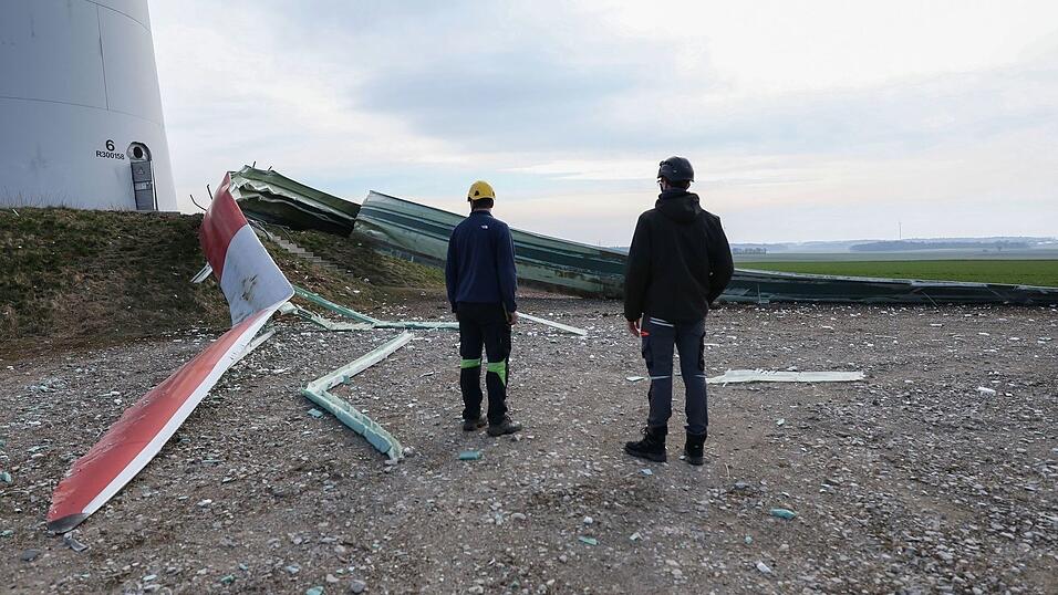Mitarbeiter besichtigen das von einem Windrad abgebrochene Rotorblatt.