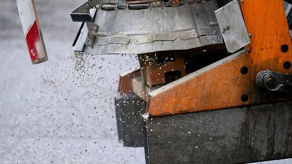 Der Winterdienst sorgt bei Eis und Schnee für freie Straßen. (Archivbild) Der Winterdienst sorgt bei Eis und Schnee für freie Straßen. (Archivbild)