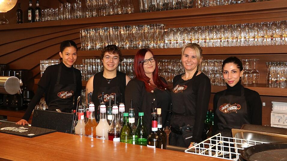 Alexandra Obermaier (Mitte) freut sich mit ihrem Team, dass es nach langer Umbauphase jetzt im &bdquo;Tante Frieda&ldquo; losgegangen ist.