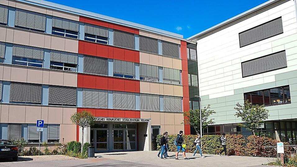 Die Sanierung des Berufsschulzentrums läuft auf Hochtouren, inzwischen vergibt der Bauausschuss Gewerke für den zweiten Abschnitt des 47-Millionen-Hochbauprojekts. Die Sanierung des Berufsschulzentrums läuft auf Hochtouren, inzwischen vergibt der Bauausschuss Gewerke für den zweiten Abschnitt des 47-Millionen-Hochbauprojekts.