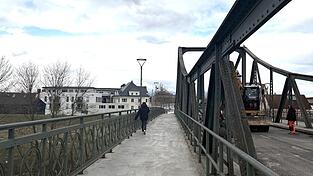 Fußgänger und Radfahrer können diese Woche doch noch über die Brücke. 