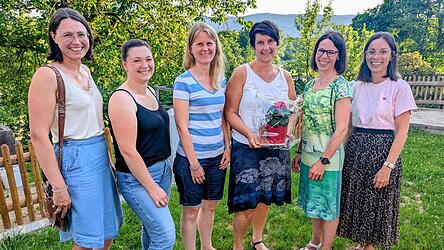 Mit einem kleinen Pr&auml;sent bedankte sich die Vorstandschaft des F&ouml;rdervereins bei der scheidenden Kindergartenleiterin Regina Brandl (3. von rechts) ganz herzlich f&uuml;r die gute und vertrauensvolle Zusammenarbeit in den letzten Jahren.