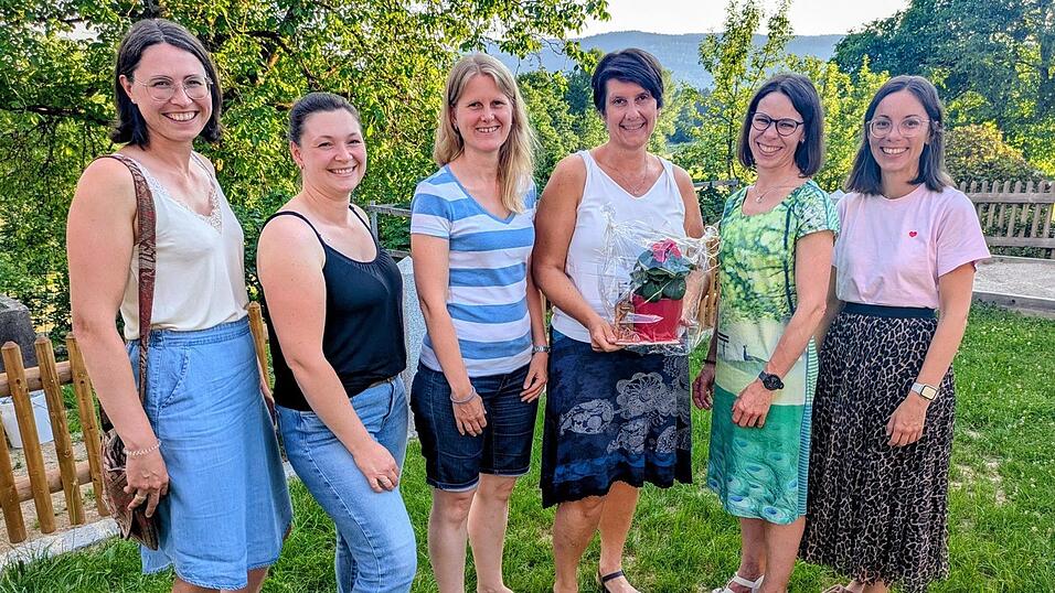 Mit einem kleinen Pr&auml;sent bedankte sich die Vorstandschaft des F&ouml;rdervereins bei der scheidenden Kindergartenleiterin Regina Brandl (3. von rechts) ganz herzlich f&uuml;r die gute und vertrauensvolle Zusammenarbeit in den letzten Jahren.