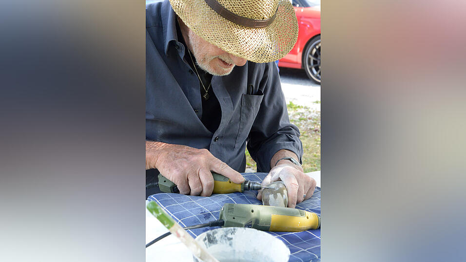 Peter Weismann beim Gravieren eines der vielen Steine. Peter Weismann beim Gravieren eines der vielen Steine.