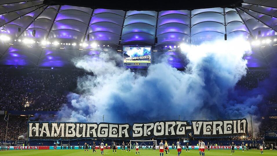 HSV-Fans feiern ihre Mannschaft mit Phyrotechnik und Leuchtfackeln zu Beginn der zweiten Halbzeit.