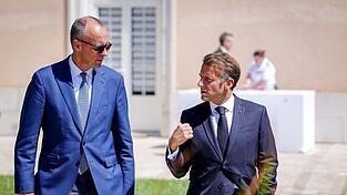 Merz (l) und Macron wollen den EU-Beitrittsprozess gemeinsam beschleunigen. (Archivbild)