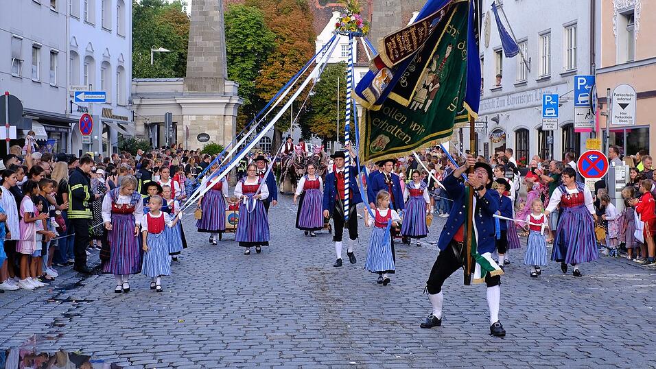 Zahlreiche Musik- und Trachtengruppen zogen nach dreij&auml;hriger Pause am Freitagabend zum Festplatz Am Hagen.