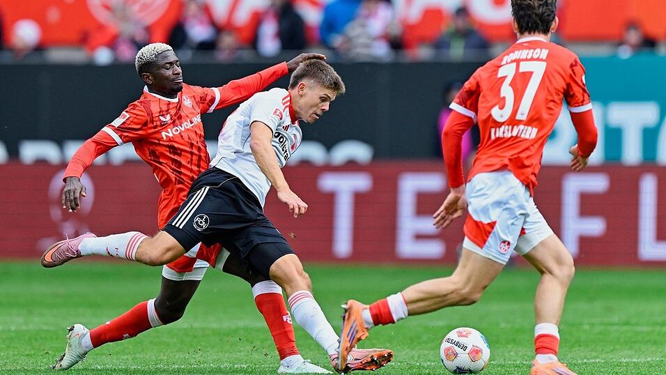 Nürnbergs Finn Becker (weißes Trikot) gegen Lauterer Abwehrbollwerk Nürnbergs Finn Becker (weißes Trikot) gegen Lauterer Abwehrbollwerk