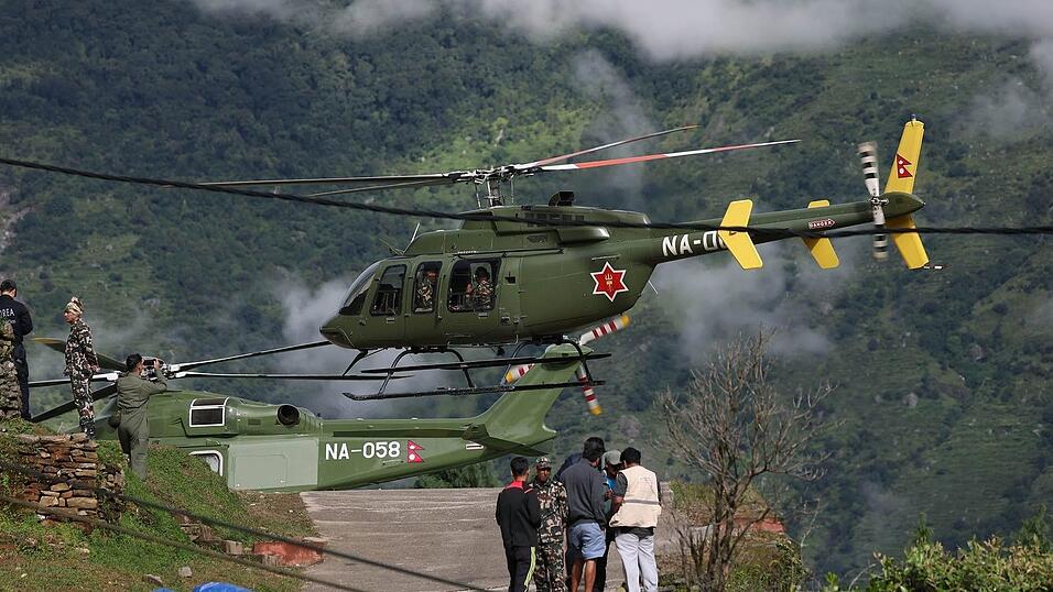 Ein Rettungshubschrauber hebt zum Einsatz im Katastrophengebiet in Nepal ab.