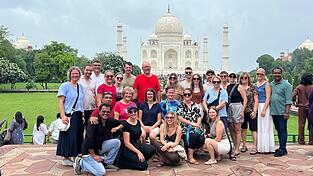 Die Gruppe vor dem Taj Mahal, das im 17. Jahrhundert von Großmogul Shah Jahan als Mausoleum für seine große Liebe Mumtaz Mahal errichtet wurde. Die Gruppe vor dem Taj Mahal, das im 17. Jahrhundert von Großmogul Shah Jahan als Mausoleum für seine große Liebe Mumtaz Mahal errichtet wurde.