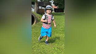 Damien hat schwere epileptische Anfälle. Er könnte jederzeit, ohne Vorwarnung, umfallen und krampfen.
