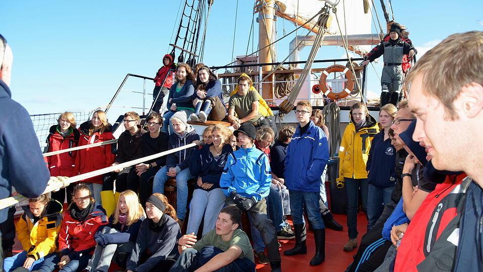 Die Thor Heyerdahl segelt wieder. Das 'Klassenzimmer unter Segeln' (KUS) ist zum vierten Mal unterwegs. 32 Schüler aus Deutschland sind 190 Tage auf dem Atlantik unterwegs. Die Thor Heyerdahl segelt wieder. Das 'Klassenzimmer unter Segeln' (KUS) ist zum vierten Mal unterwegs. 32 Schüler aus Deutschland sind 190 Tage auf dem Atlantik unterwegs.