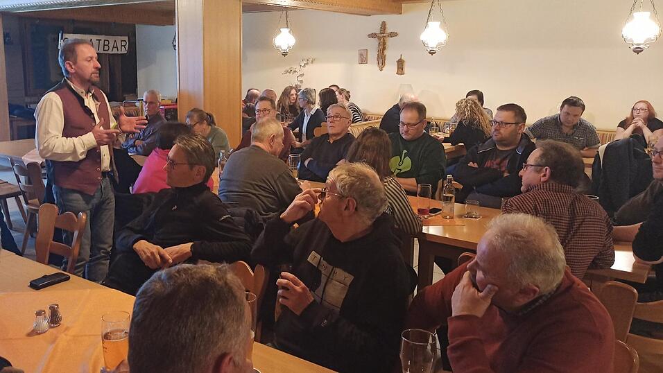 B&uuml;rgermeister Richard Gruber (l.) stellt sich nach dem Vortrag den Fragen der B&uuml;rger.