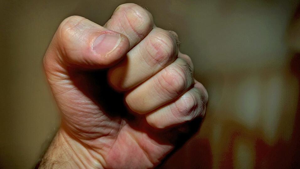 Einer der junge Männer wehrte sich massiv gegen eingesetzten Polizisten. (Symbolbild) Einer der junge Männer wehrte sich massiv gegen eingesetzten Polizisten. (Symbolbild)