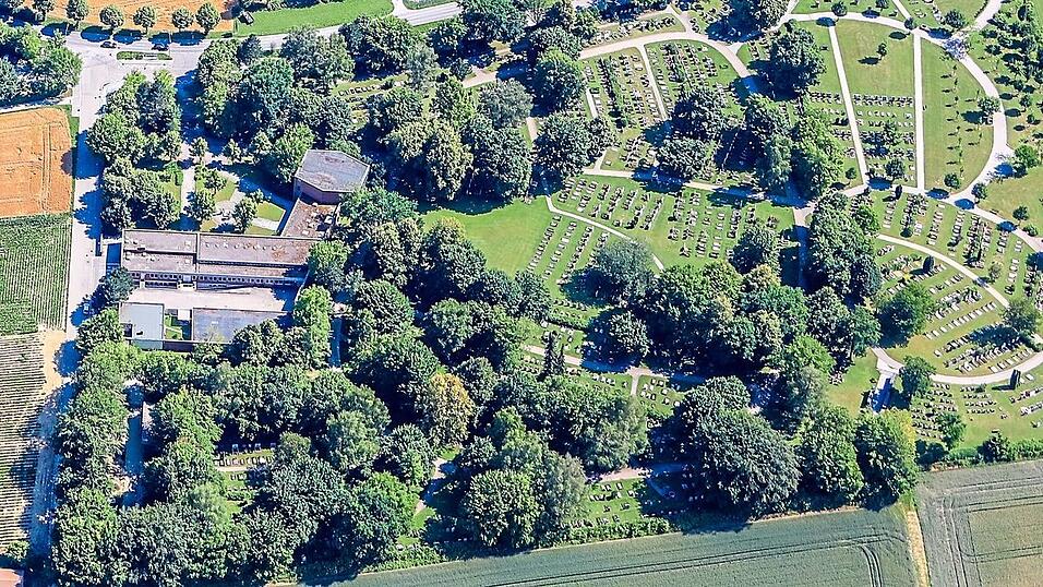 Die augenfälligste Besonderheit ist die sechseckige Aussegnungshalle, doch hat das gesamte, in den späten 1960er-Jahren von Architekt Ansgar Henze geplante Areal einen besonders hohen ästhetischen Anspruch, erklärt das Bayerische Landesamt für Denkmalpflege.
