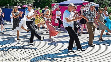 Die Fly´n´dance aus Freising boten einen Schnupper-Workshop in Rock’n Roll zum Mitmachen.