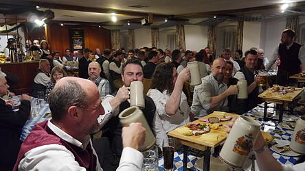 Ein Prosit der Gem&uuml;tlichkeit hie&szlig; es in der Starkbier-Arena vom Metzgerwirt Toni Luginger beim 36. Hockerberg.