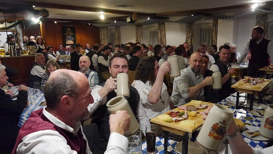 Ein Prosit der Gem&uuml;tlichkeit hie&szlig; es in der Starkbier-Arena vom Metzgerwirt Toni Luginger beim 36. Hockerberg.