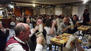 Ein Prosit der Gem&uuml;tlichkeit hie&szlig; es in der Starkbier-Arena vom Metzgerwirt Toni Luginger beim 36. Hockerberg.