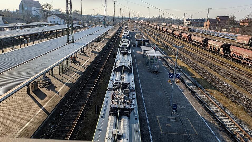 Die Treppeneinhausung am Bahnsteig vier wird während der Sanierung des Plattlinger Bahnhofs verschwinden. Der gesamte Bahnsteig wird abgerissen und auf neuer Höhe neu gebaut. Zum Schluss kommt eine Überdachung drauf. Die Treppeneinhausung am Bahnsteig vier wird während der Sanierung des Plattlinger Bahnhofs verschwinden. Der gesamte Bahnsteig wird abgerissen und auf neuer Höhe neu gebaut. Zum Schluss kommt eine Überdachung drauf.