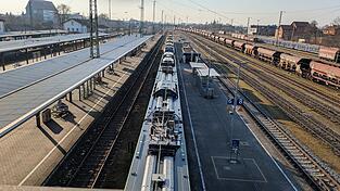 Die Treppeneinhausung am Bahnsteig vier wird während der Sanierung des Plattlinger Bahnhofs verschwinden. Der gesamte Bahnsteig wird abgerissen und auf neuer Höhe neu gebaut. Zum Schluss kommt eine Überdachung drauf. Die Treppeneinhausung am Bahnsteig vier wird während der Sanierung des Plattlinger Bahnhofs verschwinden. Der gesamte Bahnsteig wird abgerissen und auf neuer Höhe neu gebaut. Zum Schluss kommt eine Überdachung drauf.