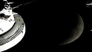 Die Astronauten sind dem Mond nahe gekommen.