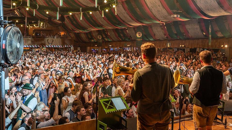 Die Partybilder vom Sonntag, 16. August, aus dem Festzelt Weckmann. Die Partybilder vom Sonntag, 16. August, aus dem Festzelt Weckmann.