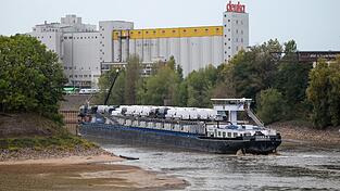 Viel Schiff, wenig Wasser: Dieses Frachtschiff hatte sich auf einer Sandbank im Düsseldorfer Hafen festgefahren. Viel Schiff, wenig Wasser: Dieses Frachtschiff hatte sich auf einer Sandbank im Düsseldorfer Hafen festgefahren.