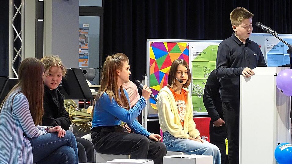 Mitglieder der Theatergruppe spielten in Sketchen Alltagsrassismus vor. Mitglieder der Theatergruppe spielten in Sketchen Alltagsrassismus vor.