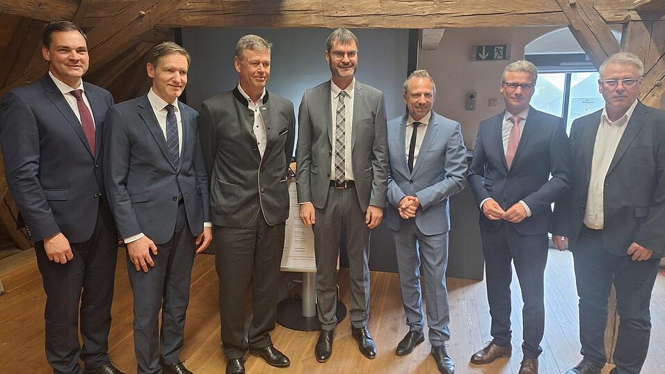 Nach einer gelungen Amtseinf&uuml;hrung und Verabschiedung: (v. l.) Landrat Sebastian Gruber (Freyung-Grafenau), Regierungspr&auml;sident Rainer Haselbeck, Michael K&uuml;hberger, Siegfried Ratzinger, Umwelt- und Verbraucherschutzminister Thorsten Glauber, Landrat Bernd Sibler und Personalratsvorsitzender WWA Deggendorf, Wolfgang Englm&uuml;ller.