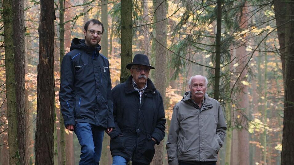 Benedikt Biederer (v.l.), Peter Geldner und Rupert Wimmer am Straßendamm. Benedikt Biederer (v.l.), Peter Geldner und Rupert Wimmer am Straßendamm.