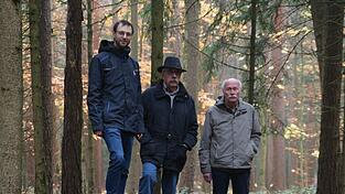 Benedikt Biederer, Peter Geldner und Rupert Wimmer am Straßendamm. Benedikt Biederer, Peter Geldner und Rupert Wimmer am Straßendamm.