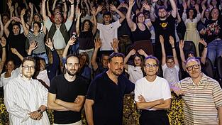 Jubel bei der Eberhofer-Kinotour im Citydom (v.l.): Arnold Prib (Theaterleiter Citydom) , Alexander Negele (Betreiber Citydom-Kinos) , Sebastian Bezzel, Lisa Maria Potthoff und Simon Schwarz. Jubel bei der Eberhofer-Kinotour im Citydom (v.l.): Arnold Prib (Theaterleiter Citydom) , Alexander Negele (Betreiber Citydom-Kinos) , Sebastian Bezzel, Lisa Maria Potthoff und Simon Schwarz.