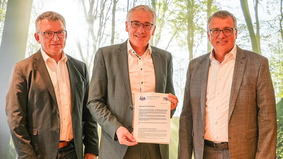 Die Schulamtsdirektoren Stefan Pielmeier (r.) und Michael Schütz (l.) stellten Landrat Werner Bumeder das Zahlenwerk zum Schulanfang vor. Die Schulamtsdirektoren Stefan Pielmeier (r.) und Michael Schütz (l.) stellten Landrat Werner Bumeder das Zahlenwerk zum Schulanfang vor.