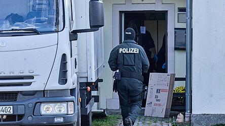 Im Rahmen von Ermittlungen zur mutma&szlig;lichen Verbreitung von Nazi-Musik durchsuchen zahlreiche Polizisten Objekte.