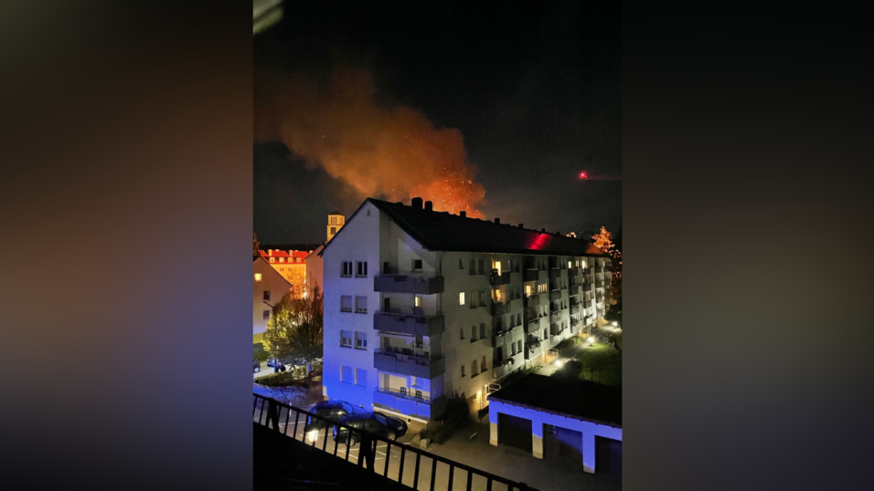 Zehn Minuten nach der Explosion machte Anwohner Jacob Aumer diese Aufnahme aus seinem Fenster: Das mehrstöckige Nachbarhaus in der Von-Reiner-Straße stand in Flammen. Zehn Minuten nach der Explosion machte Anwohner Jacob Aumer diese Aufnahme aus seinem Fenster: Das mehrstöckige Nachbarhaus in der Von-Reiner-Straße stand in Flammen.