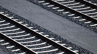 In Regenstauf wurde am Samstag ein Tretroller offenbar von einem Zug überfahren. Abgelegt wurde er dort wohl von drei unbekannten Jugendlichen. (Symbolbild) In Regenstauf wurde am Samstag ein Tretroller offenbar von einem Zug überfahren. Abgelegt wurde er dort wohl von drei unbekannten Jugendlichen. (Symbolbild)